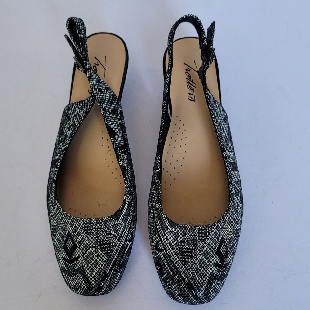 Trotters Women's Lenore Wedge Pump. Size 7M